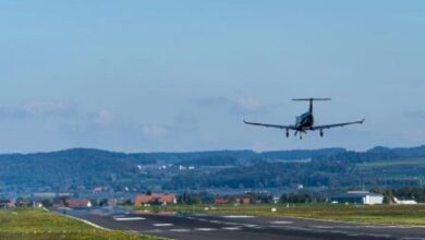 How do I speak to a Live Person at Expedia?